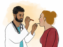 Ein Arzt schaut einer Frau in den Hals.