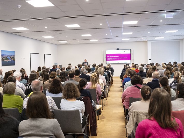 Dr. Günther Matheis, Präsident der Landesärztekammer, begrüßt die Teilnehmenden des Post-Covid-Fachtags 2025 in Mainz