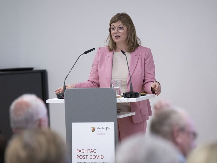 Staatssekretärin Nicole Steingaß begrüßt die Teilnehmenden des Post-Covid-Fachtags 2025 in Mainz